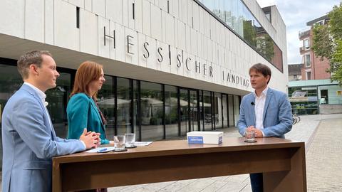 Linke-Spitzenkandidat Jan Schalauske (r.) mit den Moderatoren Christoph Scheld und Ute Wellstein