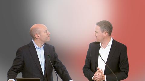 Collage: Christoph Degen und Manfred Pentz stehen nebeneinander und schauen sich erfreut an. Hinter Christoph Degen ist eine rote Farbfläche, hinter Manfred Pentz eine schwarze, in deren Mitte eine weiße mit verschwommenen Rändern. 