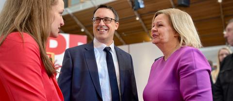 Ex-SPD-Landeschefin Nancy Faeser (r.) mit ihrem Nachfolger Sören Bartol und der neuen Generalsekretärin Josefine Koebe.