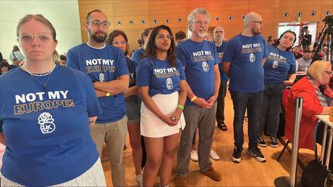 Eine Gruppe von SPD-Mitgliedern trägt blaue T-Shirts mit der Aufschrift "Not my Europe"