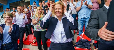 SPD-Landeschefin Nancy Faeser inmitten von Parteifreunden beim Parteitag in Marburg
