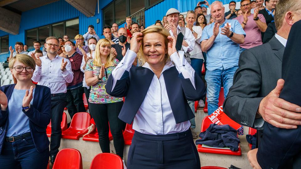 SPD-Landeschefin Nancy Faeser inmitten von Parteifreunden beim Parteitag in Marburg