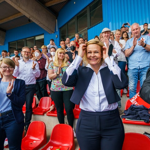 SPD-Landeschefin Nancy Faeser inmitten von Parteifreunden beim Parteitag in Marburg