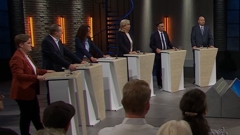 Spitzenkandidaten der Landtagsparteien in Hessen bei einer Debatte im hr-Fernsehstudio