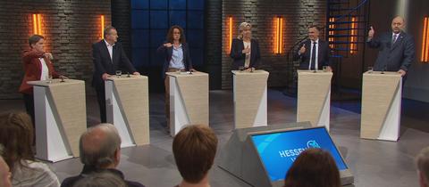 Spitzenkandidaten der Landtagsparteien in Hessen bei einer Debatte im hr-Fernsehstudio