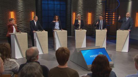 Spitzenkandidaten der Landtagsparteien in Hessen bei einer Debatte im hr-Fernsehstudio