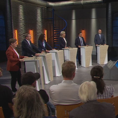 Spitzenkandidaten der Landtagsparteien in Hessen bei einer Debatte im hr-Fernsehstudio