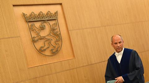 Roman Poseck, Präsident des Hessischen Staatsgerichtshofs, geht zu Beginn einer Verhandlung zu seinem Platz. 