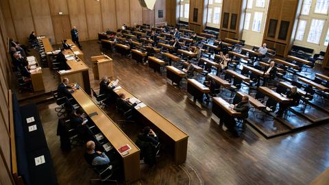 Einige Politiker sitzen auf ihren Plätzen bei der Frankfurter Stadtverordnetenversammlung im Rathaus. Einige Plätze sind frei. Grund sind die Abstandsregeln in der Corona-Pandemie. 