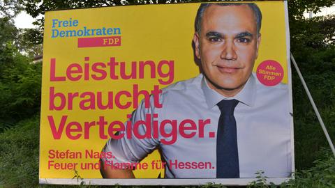 Das Bild zeigt ein Landtagswahlplakat der FDP. Darauf zu sehen ist ein Foto von Spitzenkandidat Stefan Naas sowie der Spruch "Leistung braucht Verteidiger".