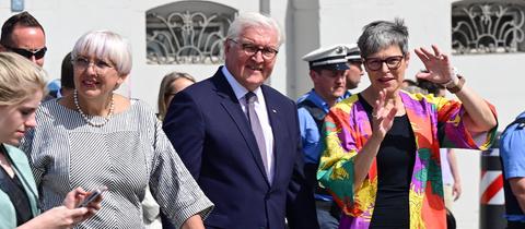 Bundespräsident Frank-Walter Steinmeier (Mitte) zusammen mit Claudia Roth (Grüne, links), Staatsministerin für Kultur und Medien, und Sabine Schormann (r), Generaldirektorin der documenta, nach der Eröffnung der documenta fifteen.