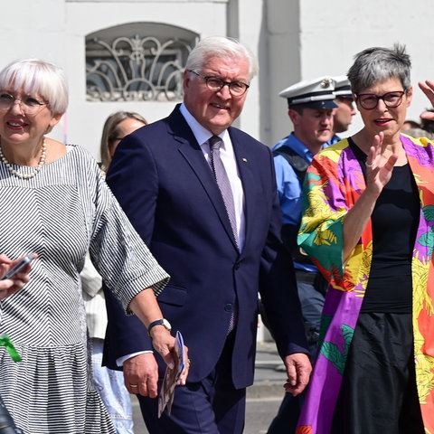 Bundespräsident Frank-Walter Steinmeier (Mitte) zusammen mit Claudia Roth (Grüne, links), Staatsministerin für Kultur und Medien, und Sabine Schormann (r), Generaldirektorin der documenta, nach der Eröffnung der documenta fifteen.