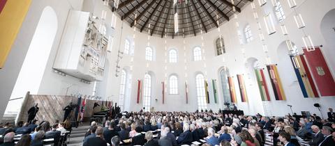 Bundespräsident Frank-Walter Steinmeier spricht während des Festakts in der Paulskirche