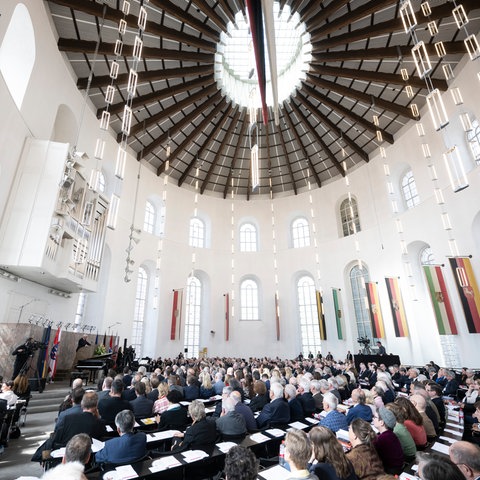 Bundespräsident Frank-Walter Steinmeier spricht während des Festakts in der Paulskirche