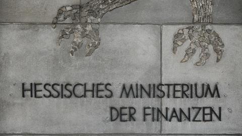 "Hessisches Ministerium der Finanzen" steht auf einer Betonsäule an der Zufahrt zum Finanzministerium. 