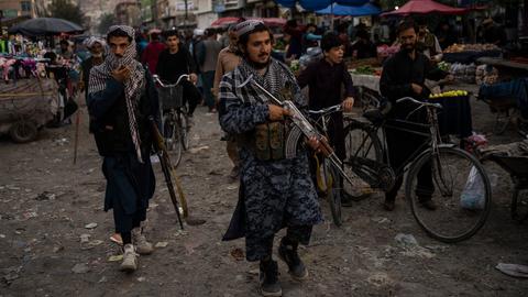 Taliban auf einem Markt in Kabul.