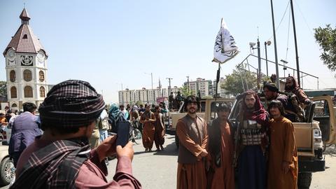 Taliban-Kämpfer posieren nach der Einnahmen der Stadt in Kabul.