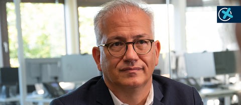 Hessens Wirtschaftsminister Tarek Al-Wazir beim Interview im Hessischen Rundfunk