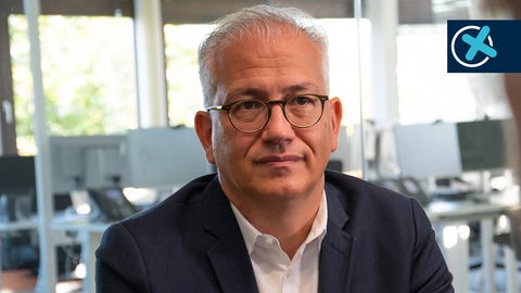 Hessens Wirtschaftsminister Tarek Al-Wazir beim Interview im Hessischen Rundfunk