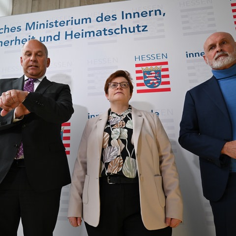 Innenminister Poseck, Verdi-Verhandlungsführerin Christine Behle und Volker Geyer vom dbb