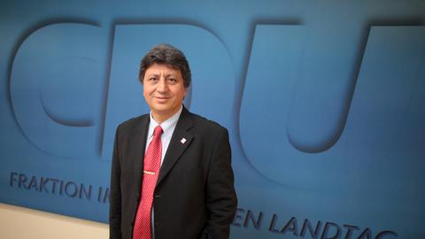 Landtagsabgeordneter Ismail Tipi vor CDU-Logo