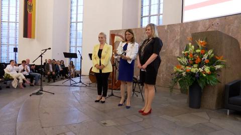 Frankfurts Bürgermeisterin Eskandari-Grünberg überreicht den Friedenspreis für die stellvertretende ukrainische Ministerpräsidentin Iryna Wereschtschuk an die stellvertretende Generalkonsulin der Ukraine, Olha Roman,
