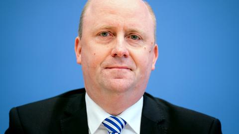 Der Frankfurter Politiker Uwe Becker vor einem blauen Hintergrund