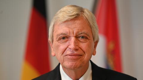 Ministerpräsident Volker Bouffier (CDU) - im Hintergrund zu sehen die Flaggen der Bundesrepublik Deutschland und Hessens