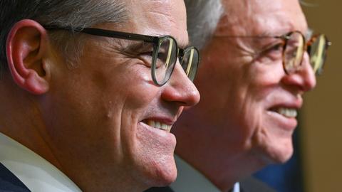 Volker Bouffier (r), Ministerpräsident des Landes Hessen, und Boris Rhein (beide CDU), Präsident des Hessischen Landtags, stehen im Kongresszentrum im Anschluss an eine Pressekonferenz zusammen.