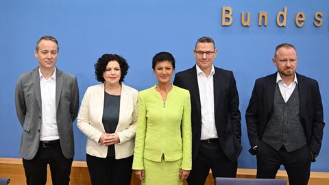 Die Vorstandsmitglieder des Vereins "Bündnis Sahra Wagenknecht - Für Vernunft und Gerechtigkeit" (v.l)  Lukas Schön, Amira Mohamed Ali, Sahra Wagenknecht, Ralf Suikat und Christian Leye stehen vor der Pressekonferenz zur Gründung des Vereins nebeneinander.