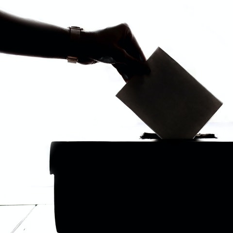 Ein Wähler wirft seinen Stimmzettel in eine Urne.