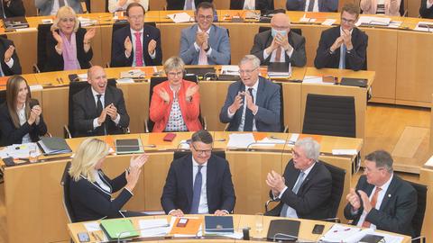 Der neue hessische Ministerpräsident Boris Rhein im Landtag, umgeben von applaudierenden Fraktionsmitgliedern