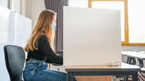 Eine Schülerin bei der Juniorwahl zur Bundestagswahl 2021 in Bremerhaven. Dabei konnten vor allem Schüler ab der Jahrgangsstufe 9 das Wählen erproben. In Hessen steht nun zur Diskussion das Wahlalter bei der Kommunalwahl tatsächlich auf 16 zu reduzieren.