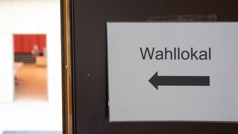 Der Eingang zu einem Wahllokal. 