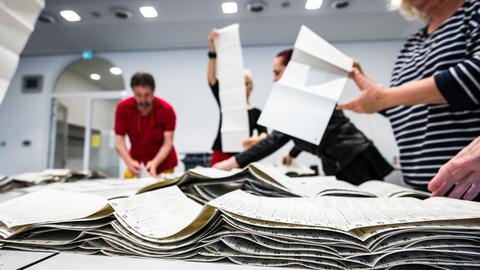 Auszählung der Wahlzettel in Wiesbaden