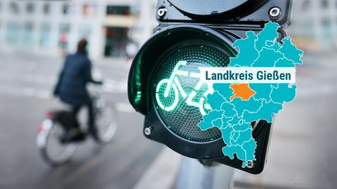 Fahrradfahrer auf Straße, Fahrradfahrerampel zeigt grün