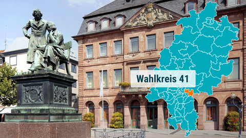 Das Neustaedter Rathaus mit dem Gebrueder Grimm Denkmal in Hanau.