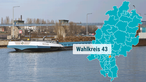 Frachtschiff an der Staustufe Offenbach.