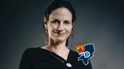 Portrait Kerstin Lau. Auf dem Bild eine kleine Grafik mit einer blau eingefärbten Fläche (Umriss der Stadt), dem Wappen der Stadt Darmstadt und einem Wahlkreuz.