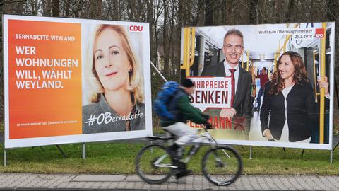 Großplakate der OB-Kandidatin Weyland (CDU, l.), und des Amtsinhabers Feldmann (SPD) in Frankfurt.