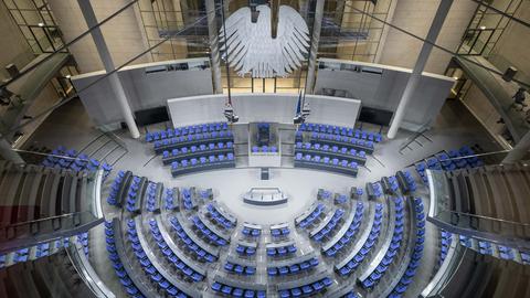 Blick in den Plenarsaal im Bundestag im Reichstagsgebäude. 