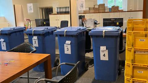 Wahlbrieftonnen in einem Wahlbüro in Heusenstamm