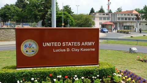 Ein Archivbild zeigt ein Schild mit der Aufschrift "Lucius D. Clay Kaserne" vor dem Haupttor des Flugplatzes in Wiesbaden-Erbenheim, Sitz des Europa-Hauptquartiers der US-Armee. 