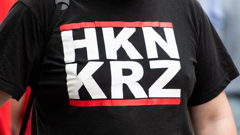 Teilnehmer einer rechtsextremen Demo mit "Hakenkreuz"-T-Shirt