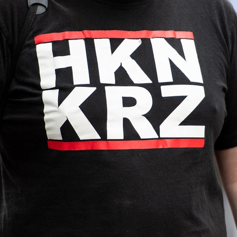 Teilnehmer einer rechtsextremen Demo mit "Hakenkreuz"-T-Shirt