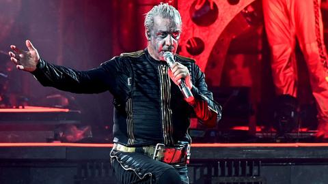 Till Lindemann in Action auf der Bühne