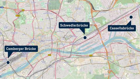 In einer Karte von Frankfurt sind mit blauen Punkten die Cassella-Brücke, die Schwedlerbrücke und Camberger Brücke markiert.