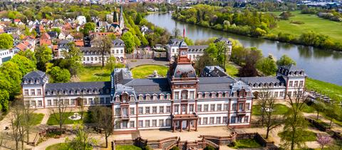 Schloss Philippsruhe mit einer Drohne aus der Luft aufgenommen.