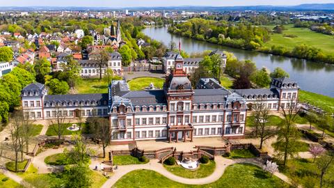 Schloss Philippsruhe mit einer Drohne aus der Luft aufgenommen.