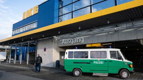 Polizei vor dem Ikea-Möbelhaus in Frankfurt-Nieder-Eschbach